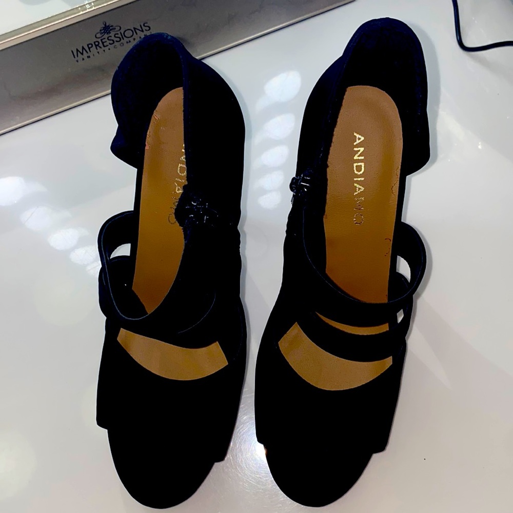 Andiamo 5” Black suede heels size 8